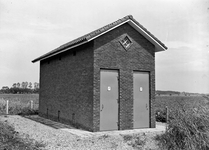 834326 Gezicht op het schakelstation van de N.S. voor de voeding van de bovenleiding langs de spoorlijn te Zevenbergen.